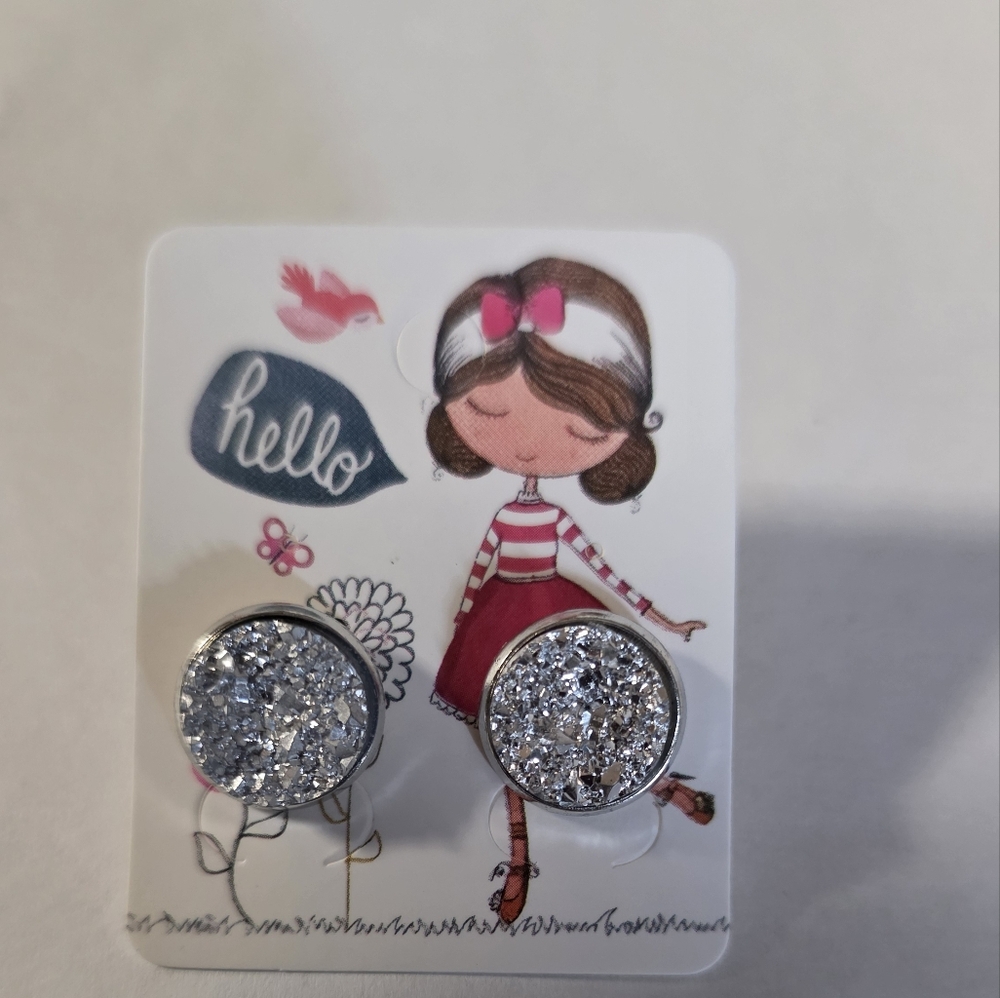 Brand NEW Earrings SILVER